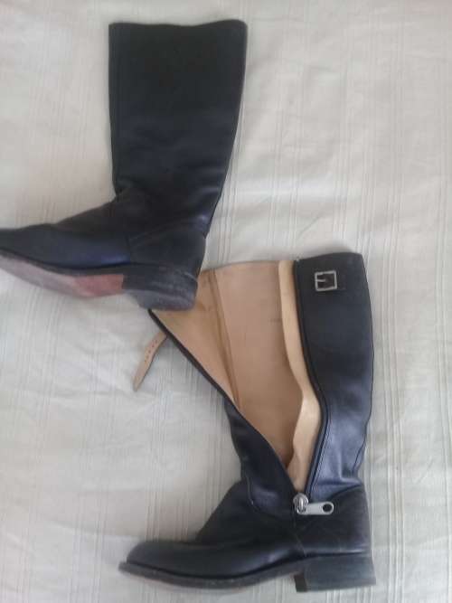Mens Boots = Size 10